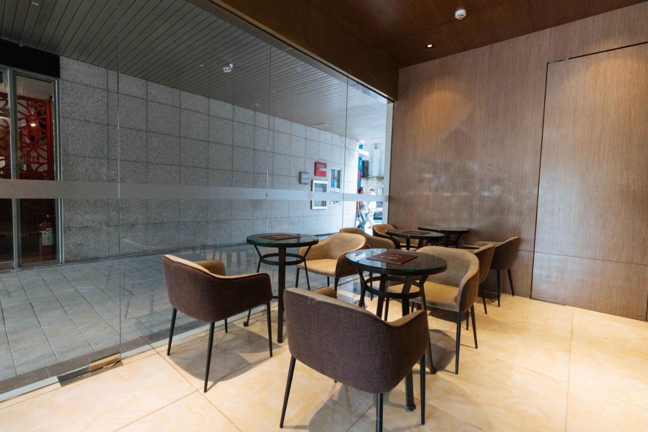Reddoorz Premium @ South Triangle كويزون سيتي المظهر الخارجي الصورة