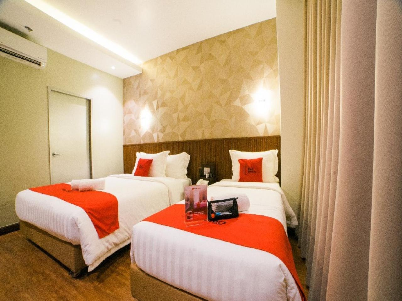 Reddoorz Premium @ South Triangle كويزون سيتي المظهر الخارجي الصورة