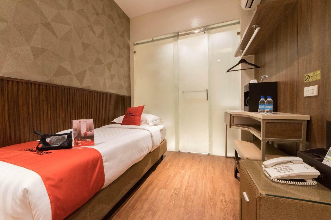 Reddoorz Premium @ South Triangle كويزون سيتي المظهر الخارجي الصورة