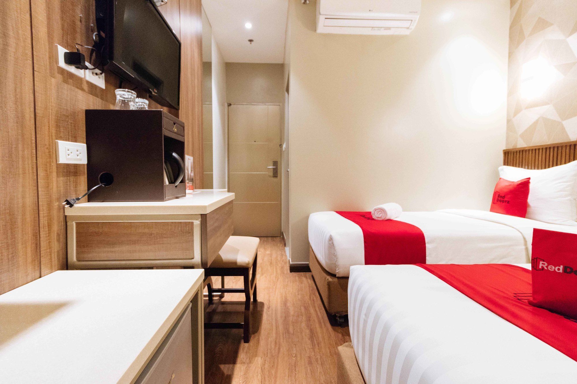 Reddoorz Premium @ South Triangle كويزون سيتي المظهر الخارجي الصورة
