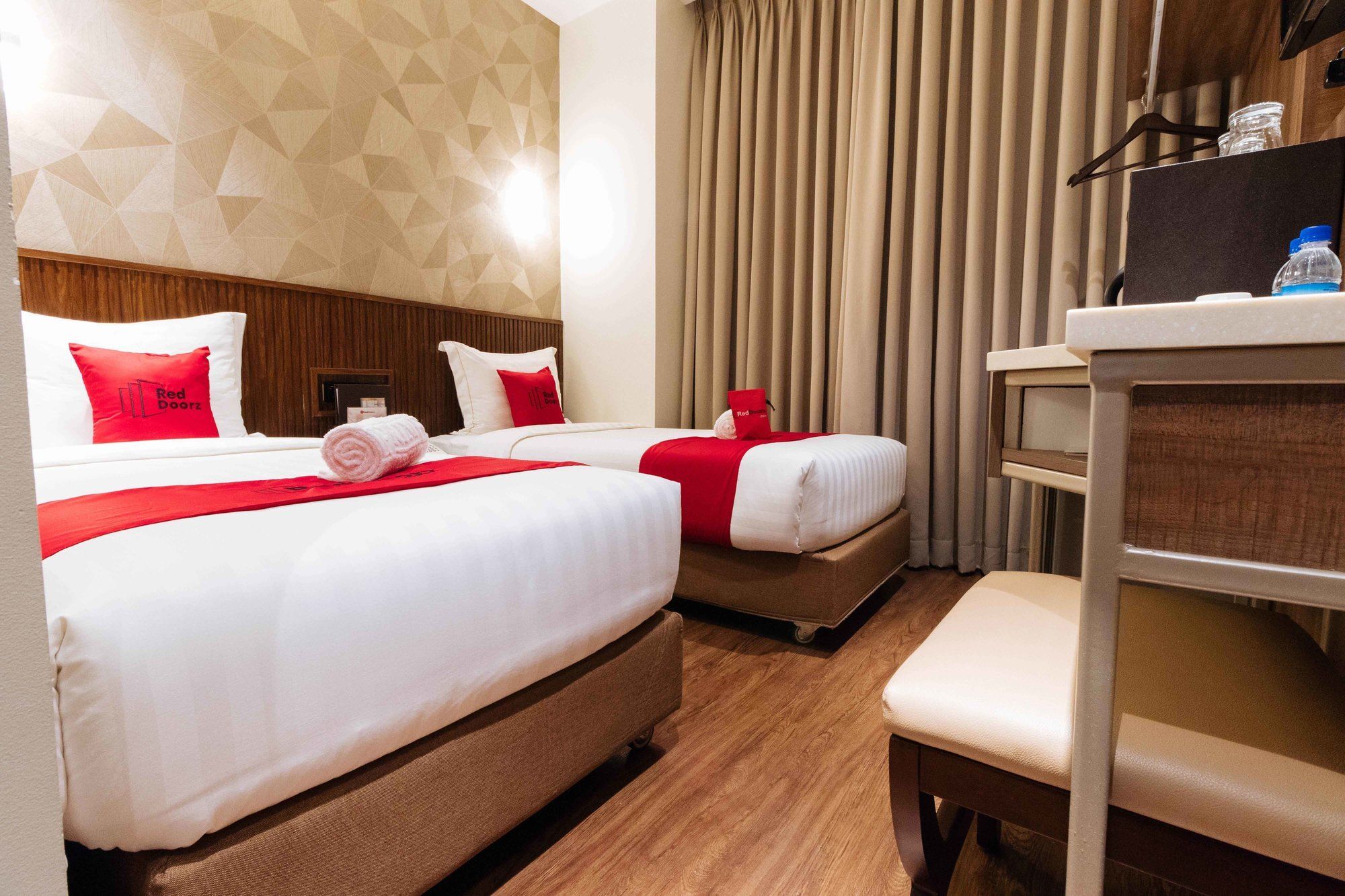 Reddoorz Premium @ South Triangle كويزون سيتي المظهر الخارجي الصورة