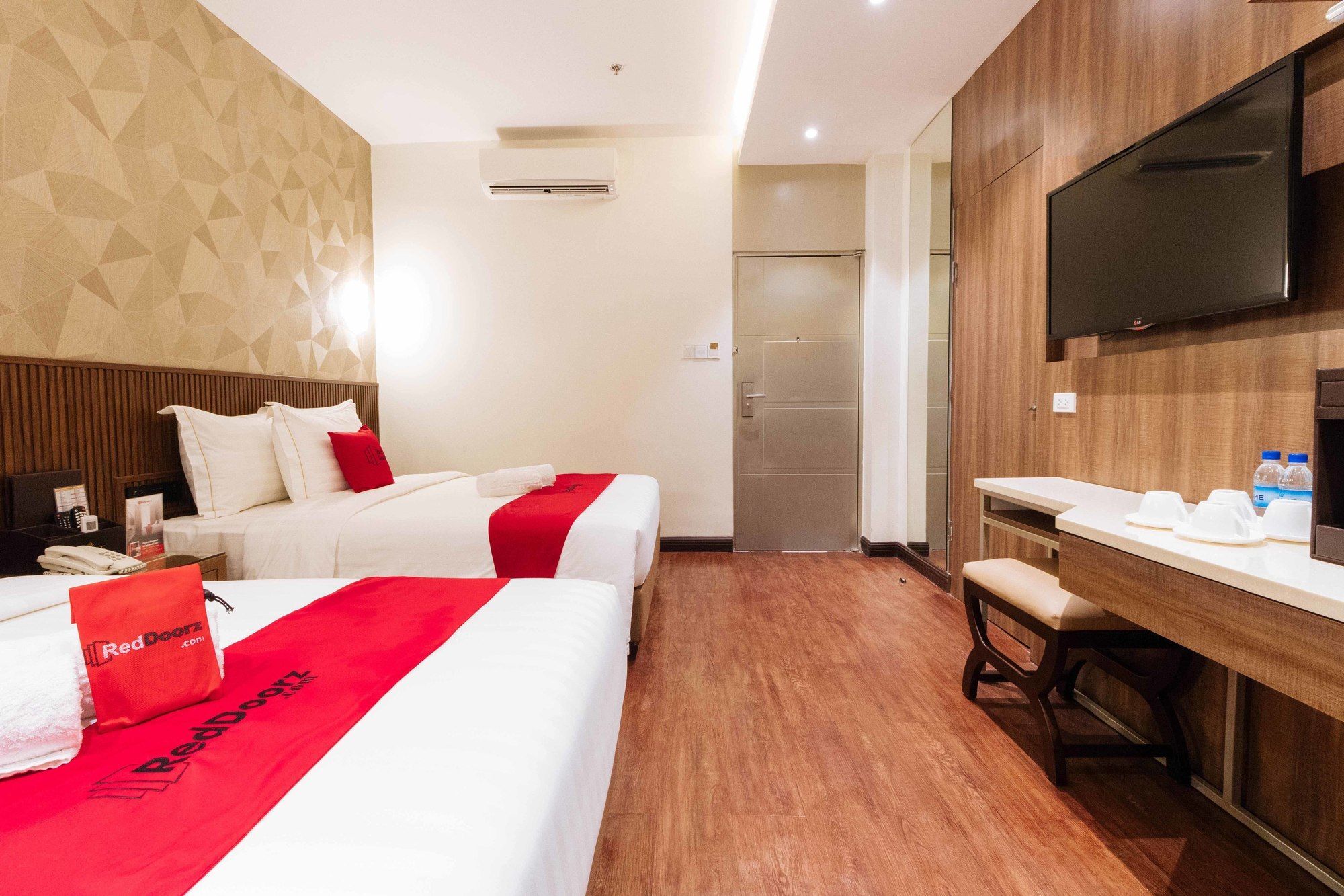 Reddoorz Premium @ South Triangle كويزون سيتي المظهر الخارجي الصورة