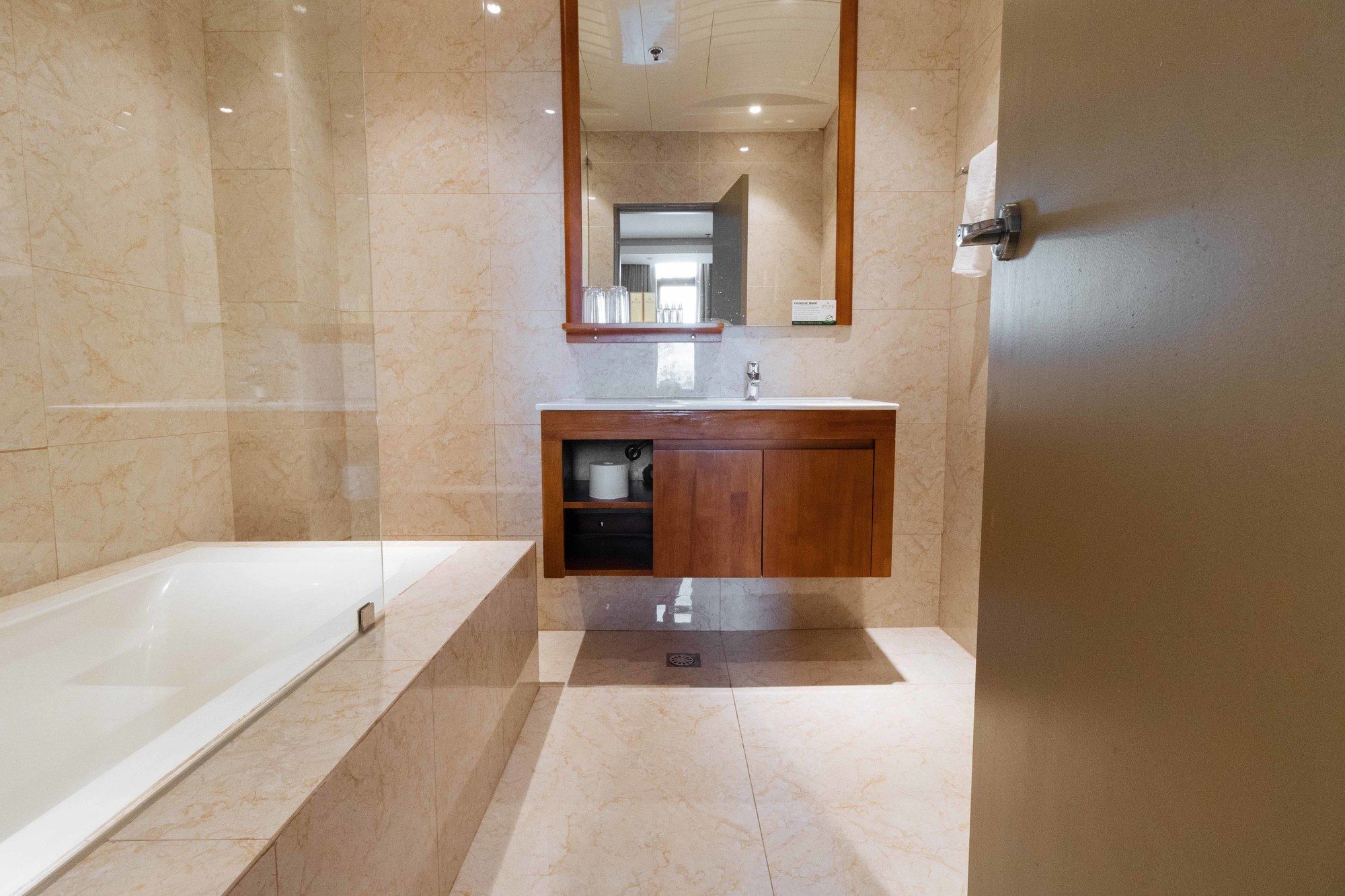 Reddoorz Premium @ South Triangle كويزون سيتي المظهر الخارجي الصورة