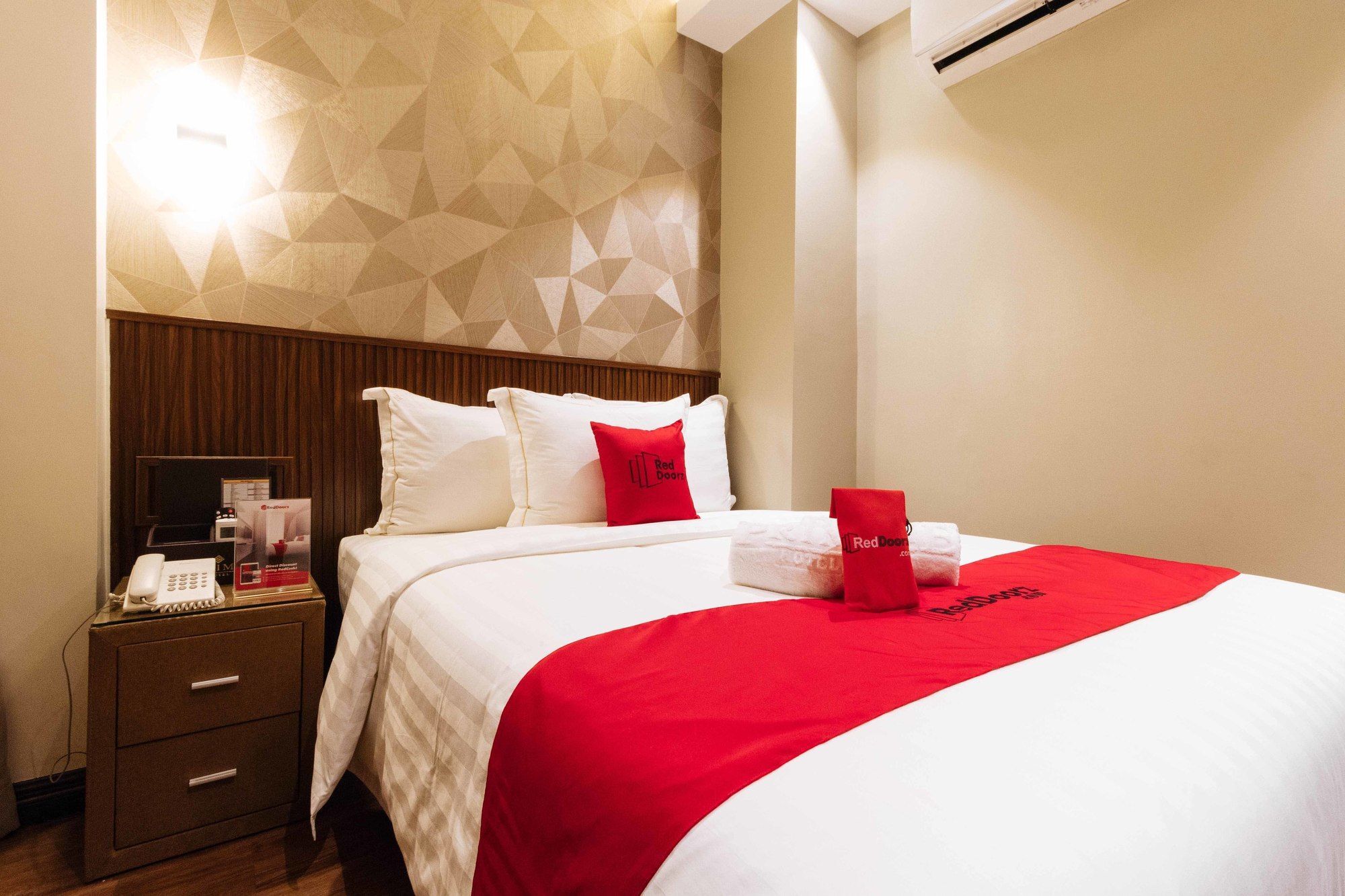 Reddoorz Premium @ South Triangle كويزون سيتي المظهر الخارجي الصورة