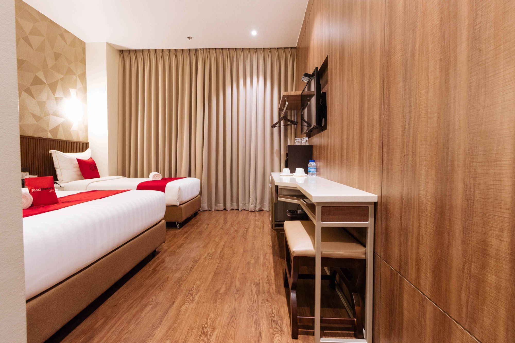 Reddoorz Premium @ South Triangle كويزون سيتي المظهر الخارجي الصورة